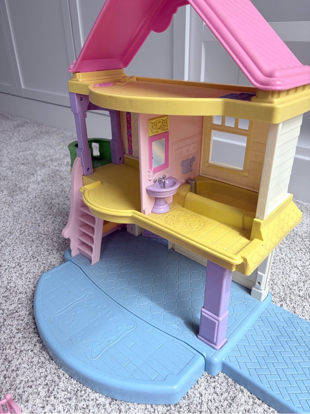 Vintage 2005 Fisher Price My First Dollhouse with Furniture & Dolls - Picture 7 of 16